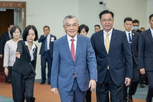 APEC領袖代表林信義啟程赴韓國出席年會 盼分享我國特色及優勢以促進交流合作 提升臺灣在APEC的地位