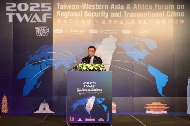 法務部鄭部長致詞強調國際合作及建立具韌性合作網絡之重要性。 法務部鄭部長致詞強調國際合作及建立具韌性合作網絡之重要性。