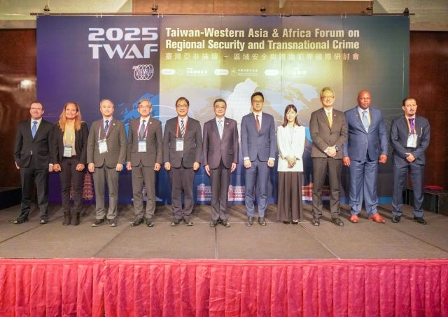 行政院卓院長率領法務部鄭部長、本局陳局長等人與論壇與會貴賓進行合照 。 行政院卓院長率領法務部鄭部長、本局陳局長等人與論壇與會貴賓進行合照 。