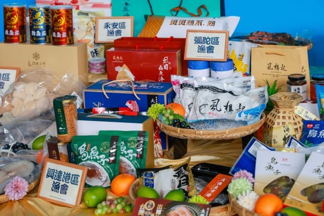 高雄漁業的總產值,包括近海與遠洋漁業,佔全台灣總產值約50%。 高雄漁業的總產值,包括近海與遠洋漁業,佔全台灣總產值約50%。