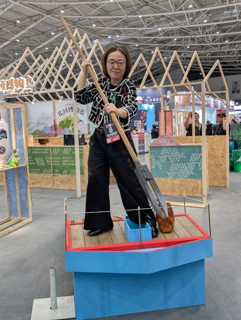 暖流的洄游學堂(花蓮、臺東),循著黑潮,學習與海洋共生的智慧,文化部政務次長王時思體驗鏢旗魚文化。 暖流的洄游學堂(花蓮、臺東),循著黑潮,學習與海洋共生的智慧,文化部政務次長王時思體驗鏢旗魚文化。