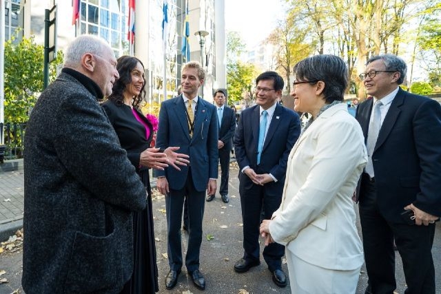 歐洲議會總務長Miriam Lexmann(左二)及歐洲議會外交委員會議員Bernard Guetta(左一)等兩位IPAC歐洲議會共同主席,與IPAC執行主任Luke de Pulford(左三),在歐洲議會門口迎接蕭美琴副總統及外交部長林佳龍。 歐洲議會總務長Miriam Lexmann(左二)及歐洲議會外交委員會議員Bernard Guetta(左一)等兩位IPAC歐洲議會共同主席,與IPAC執行主任Luke de Pulford(左三),在歐洲議會門口迎接蕭美琴副總統及外交部長林佳龍。