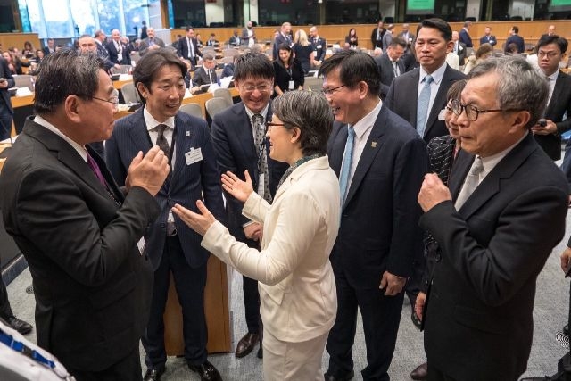 蕭美琴副總統於演講後,偕外交部長林佳龍與現場議員互動。 蕭美琴副總統於演講後,偕外交部長林佳龍與現場議員互動。