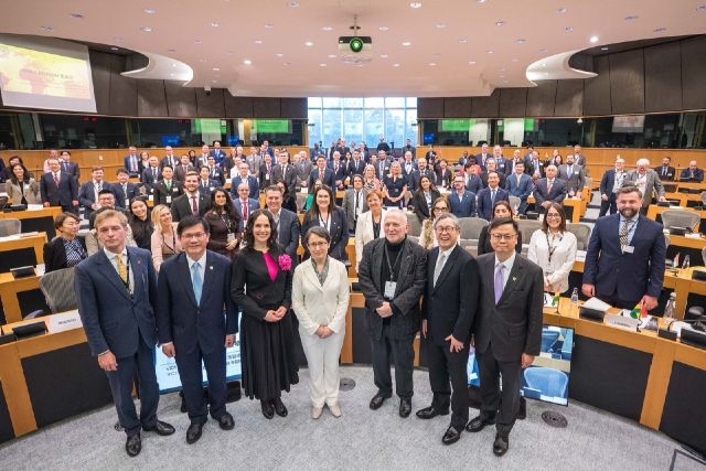 蕭美琴副總統演說後,與全場嘉賓合影。 蕭美琴副總統演說後,與全場嘉賓合影。