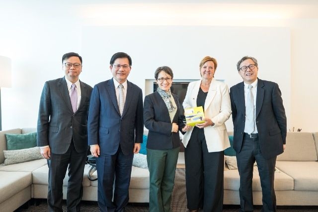 擔任IPAC比利時共同主席的比利時眾議院外交委員會主席Els Van Hoof(右二)接機歡迎蕭美琴副總統及外交部長林佳龍。 擔任IPAC比利時共同主席的比利時眾議院外交委員會主席Els Van Hoof(右二)接機歡迎蕭美琴副總統及外交部長林佳龍。