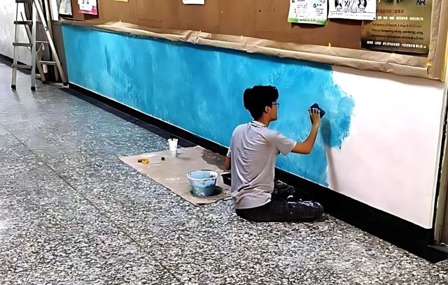 漆作職訓的牆板塗裝練習,讓小佳找到屬於自己的價值與方向。 漆作職訓的牆板塗裝練習,讓小佳找到屬於自己的價值與方向。