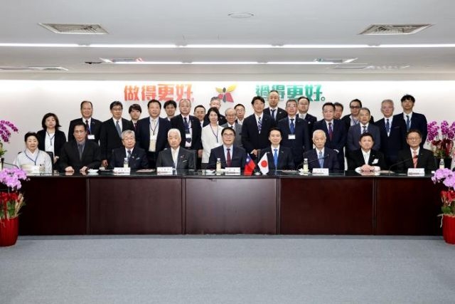 風雨故人來!山形市訪問團來訪 黃偉哲市長頒發長谷川幸司前議長榮譽市民證書