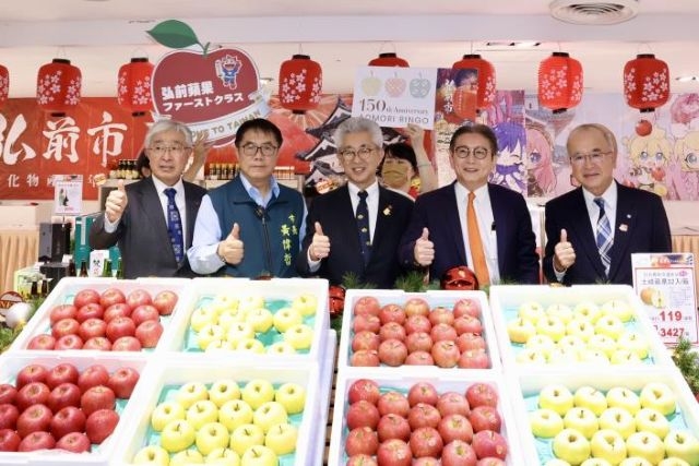 黃偉哲市長赴弘前蘋果展售攤位向弘前市長櫻田宏一行致意。 黃偉哲市長赴弘前蘋果展售攤位向弘前市長櫻田宏一行致意。