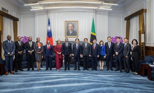 總統與「聖克里斯多福及尼維斯聯邦總理德魯伉儷乙行」合影。 總統與「聖克里斯多福及尼維斯聯邦總理德魯伉儷乙行」合影。