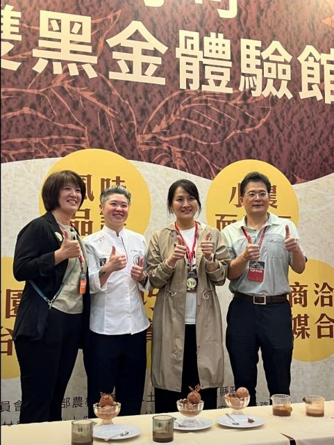 本府客家事務處李昀芳副處長(右二)與在場業者合影留念。 本府客家事務處李昀芳副處長(右二)與在場業者合影留念。