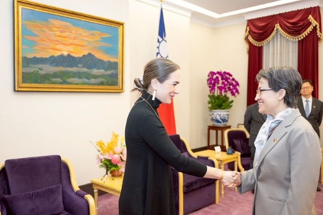 蕭美琴副總統今(19)日上午接見2022年諾貝爾和平獎得主烏克蘭人權組織「公民自由中心」主席馬特維丘克(Oleksandra Matviichuk)」。 蕭美琴副總統今(19)日上午接見2022年諾貝爾和平獎得主烏克蘭人權組織「公民自由中心」主席馬特維丘克(Oleksandra Matviichuk)」。