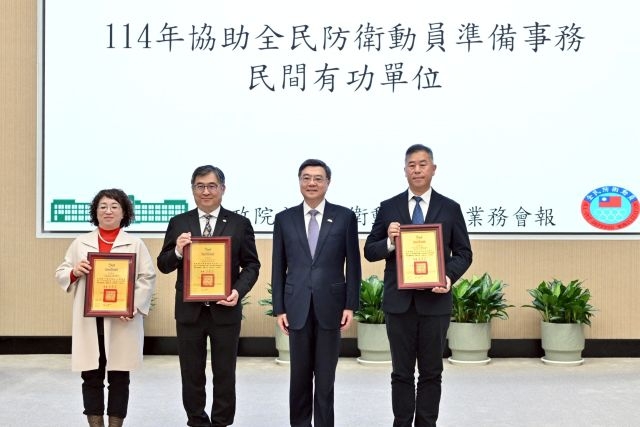 卓院長頒獎表揚推動全民防衛動員準備事務績優人員等。。 卓院長頒獎表揚推動全民防衛動員準備事務績優人員等。。