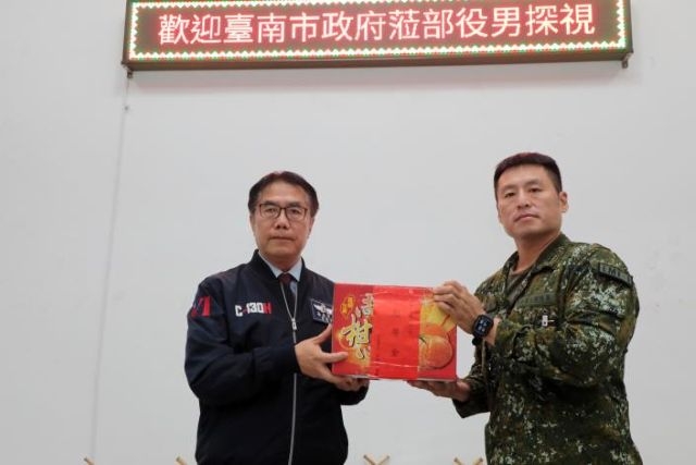 台南市長黃偉哲前往陸軍步兵137旅。 台南市長黃偉哲前往陸軍步兵137旅。