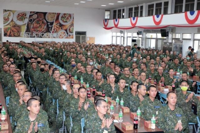 市長黃偉哲向所有在營中的台南子弟致上最高敬意。 市長黃偉哲向所有在營中的台南子弟致上最高敬意。