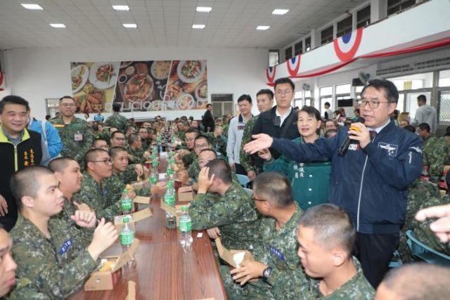 黃偉哲親手送上慰勞金和台南好味農特產品,還加碼端出炸雞與飲料。 黃偉哲親手送上慰勞金和台南好味農特產品,還加碼端出炸雞與飲料。