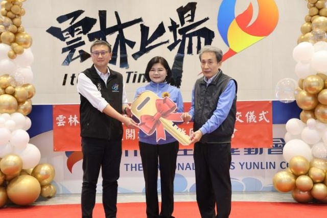 雲林縣立田徑場今日在縣長張麗善見證下,由縣交工局(副局長廖珉鋒)交給教育處(處長邱孝文)接管,並於明(11/20)日正式開放予民眾使用。 雲林縣立田徑場今日在縣長張麗善見證下,由縣交工局(副局長廖珉鋒)交給教育處(處長邱孝文)接管,並於明(11/20)日正式開放予民眾使用。