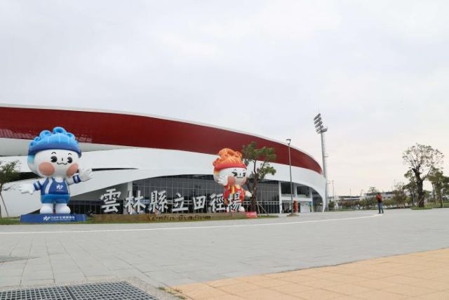 雲林縣立田徑場自11月20日開放民眾使用,時間為上午6時至晚間9時,民眾可自由免費進出使用及停車,周邊景觀照明並維持至午夜12時。 雲林縣立田徑場自11月20日開放民眾使用,時間為上午6時至晚間9時,民眾可自由免費進出使用及停車,周邊景觀照明並維持至午夜12時。