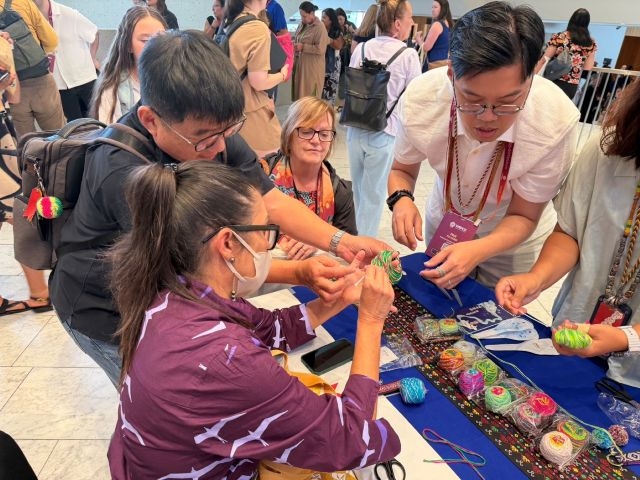 阿美族傳統毛球手作體驗分享及互動。 阿美族傳統毛球手作體驗分享及互動。