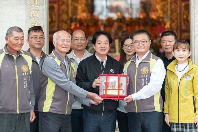 總統前往「西螺吳厝朝興宮」參香祈福。 總統前往「西螺吳厝朝興宮」參香祈福。