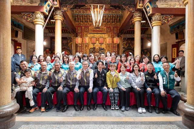 總統與出席人員合影。 總統與出席人員合影。