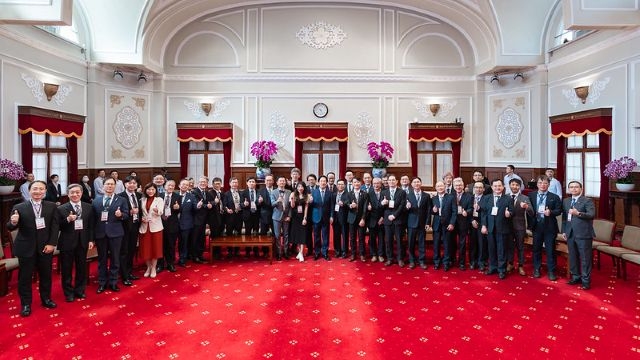 總統和訪賓一行合影。 總統和訪賓一行合影。