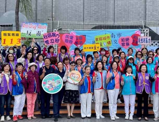 南市社會局今(25)日攜手臺南市國際蘭馨交流協會於大遠百廣場前舉辦全國連線防暴宣導活動。 南市社會局今(25)日攜手臺南市國際蘭馨交流協會於大遠百廣場前舉辦全國連線防暴宣導活動。