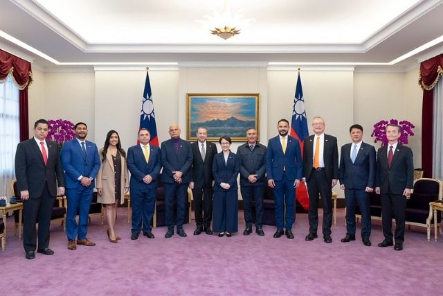 副總統與「巴拿馬跨黨派國會議員訪問團」合影。 副總統與「巴拿馬跨黨派國會議員訪問團」合影。