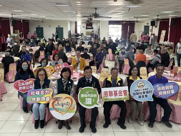 黃偉哲感謝公私單位協力送暖 街友圍爐提前感受年節氣氛