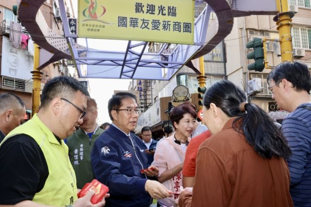 黃偉哲西市場迎春發紅包 邀民眾走春逛百年市場