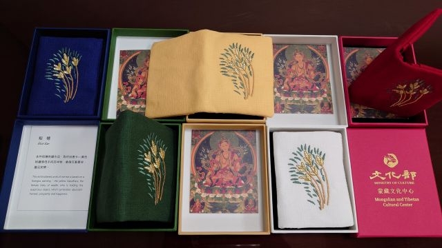 新春初三至初六,每日限量抽好禮,圖為 「稻穗刺繡萬用卡片夾」。 新春初三至初六,每日限量抽好禮,圖為 「稻穗刺繡萬用卡片夾」。