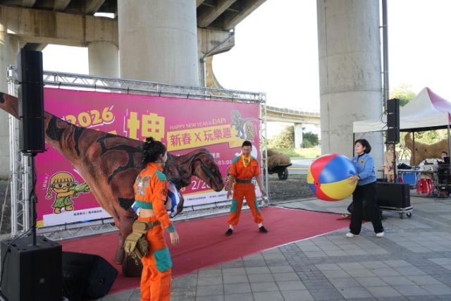 張麗善縣長參加「2026大埤新春×玩樂趣」與恐龍劇團互動。 張麗善縣長參加「2026大埤新春×玩樂趣」與恐龍劇團互動。