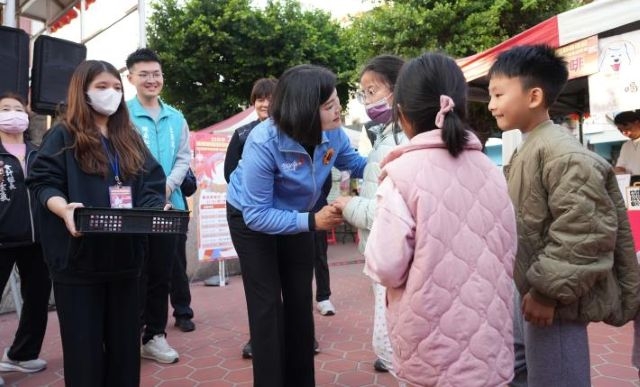 張縣長發放象徵團圓甜蜜的糖葫蘆給小朋友,祝福新春快樂。 張縣長發放象徵團圓甜蜜的糖葫蘆給小朋友,祝福新春快樂。