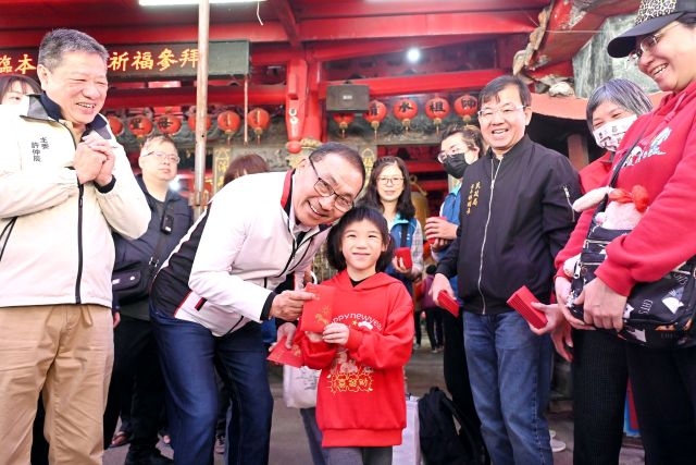 侯友宜於汐止濟德宮發送新春福袋,祝福市民朋友開好運、發大財。 侯友宜於汐止濟德宮發送新春福袋,祝福市民朋友開好運、發大財。