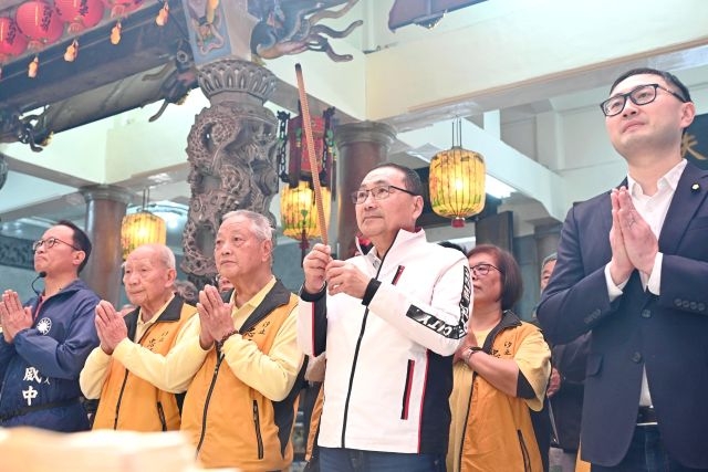 大年初五迎財神日,侯友宜赴汐止忠順廟祈願新的一年一切平安、經濟繁榮發展。 大年初五迎財神日,侯友宜赴汐止忠順廟祈願新的一年一切平安、經濟繁榮發展。