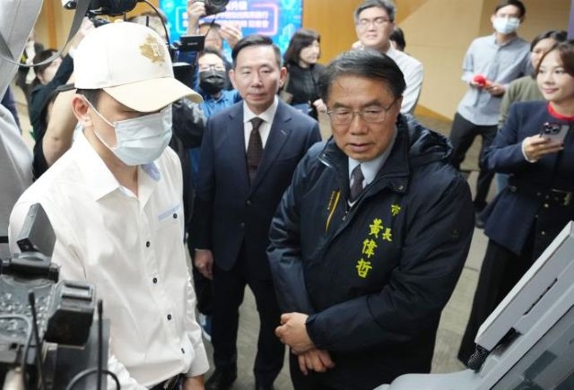 黃偉哲參觀ATM防功能。 黃偉哲參觀ATM防功能。