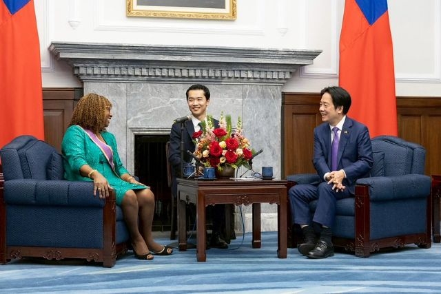 總統與聖文森及格瑞那丁駐臺大使柏安卓相互交流。 總統與聖文森及格瑞那丁駐臺大使柏安卓相互交流。