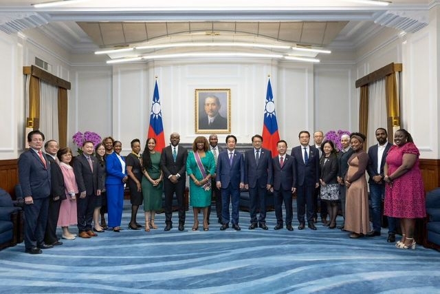 總統與聖文森及格瑞那丁駐臺大使柏安卓及其在場觀禮者合影。 總統與聖文森及格瑞那丁駐臺大使柏安卓及其在場觀禮者合影。