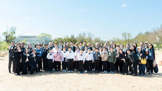 總統和出席人員合影。 總統和出席人員合影。
