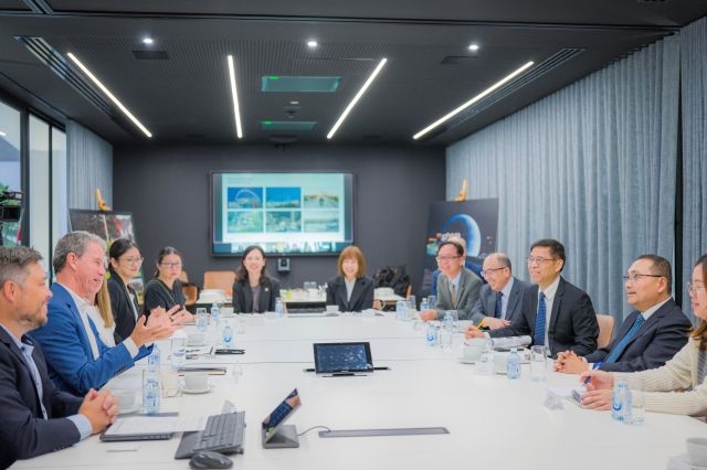 侯友宜也提到,新北大巨蛋服務對象包含新北市民與國人,更要吸引來自全球各地的旅客,成為留住人潮的國際級園區。 侯友宜也提到,新北大巨蛋服務對象包含新北市民與國人,更要吸引來自全球各地的旅客,成為留住人潮的國際級園區。