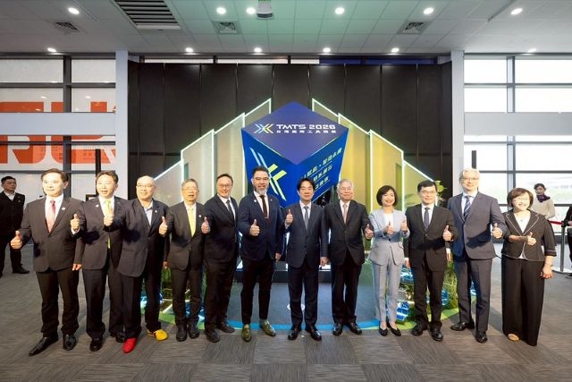 總統與出席人員合影。 總統與出席人員合影。