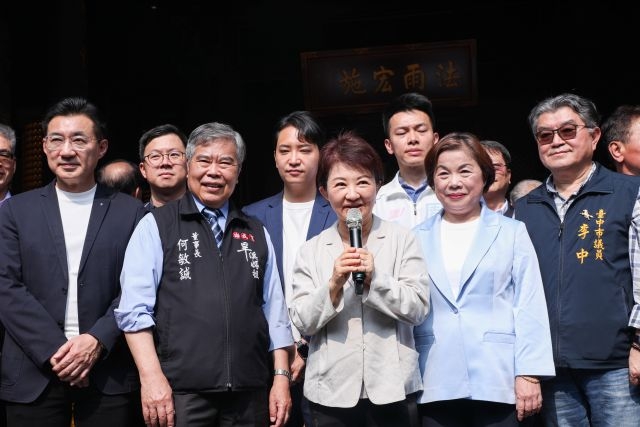 樂成宮今(28)日隆重舉行第九屆集團結婚,市長盧秀燕親自到場為新人送上祝福。 樂成宮今(28)日隆重舉行第九屆集團結婚,市長盧秀燕親自到場為新人送上祝福。