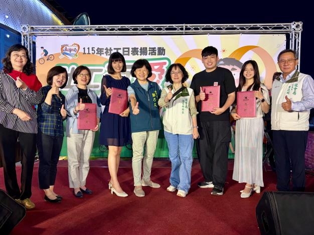 南高屏地區績優社工合影。 南高屏地區績優社工合影。
