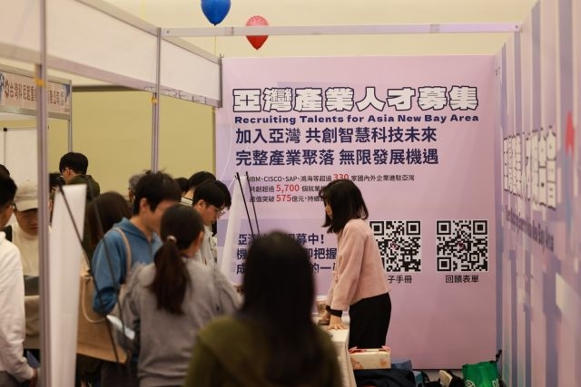 經發局於去(2025)年參與高雄科技大學就業博覽會,成功協助企業延攬多位優秀新血。 經發局於去(2025)年參與高雄科技大學就業博覽會,成功協助企業延攬多位優秀新血。