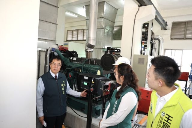 親自啟動新機具試運轉,確保汛期期間能充分發揮效能。 親自啟動新機具試運轉,確保汛期期間能充分發揮效能。