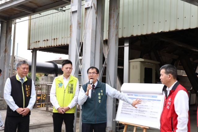 黃偉哲實地視察,了解機組設備更新後的運作情形。 黃偉哲實地視察,了解機組設備更新後的運作情形。