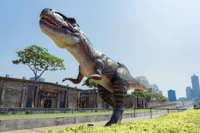 日本DINO-A-LIVE首度來台演出,透過精密機械與專業操演技術,讓恐龍以逼真姿態現身衛武營,今年除了衛武營草地外,在澄清湖與駁二也有設置恐龍打卡點。 日本DINO-A-LIVE首度來台演出,透過精密機械與專業操演技術,讓恐龍以逼真姿態現身衛武營,今年除了衛武營草地外,在澄清湖與駁二也有設置恐龍打卡點。