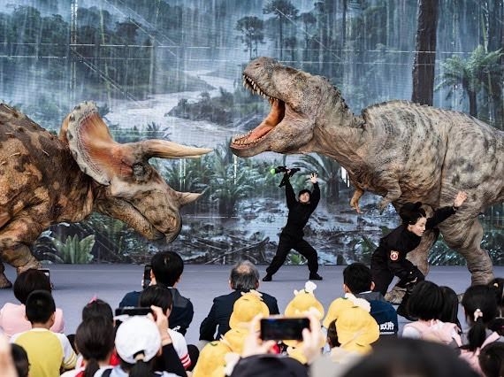 日本DINO-A-LIVE首度來台演出,透過精密機械與專業操演技術,讓恐龍以逼真姿態現身衛武營,今年除了衛武營草地外,在澄清湖與駁二也有設置恐龍打卡點。 日本DINO-A-LIVE首度來台演出,透過精密機械與專業操演技術,讓恐龍以逼真姿態現身衛武營,今年除了衛武營草地外,在澄清湖與駁二也有設置恐龍打卡點。