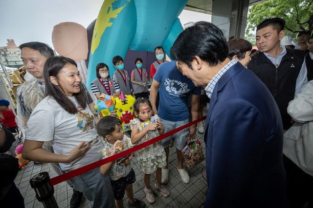 總統抵達後,先前往彩繪公車及泰國攤位體驗自由遊戲。 總統抵達後,先前往彩繪公車及泰國攤位體驗自由遊戲。