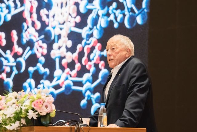 〈臺灣橋梁計畫〉從核磁共振到AI預測 諾貝爾化學獎得主庫爾特．維斯里契談結構生物學技術突破