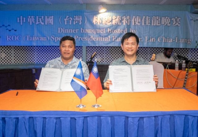 我國總統特使外交部長林佳龍與馬紹爾群島共和國外交暨貿易部長康仁德(Kalani Kaneko)簽署《台馬經濟韌性基金合作意向書》。 我國總統特使外交部長林佳龍與馬紹爾群島共和國外交暨貿易部長康仁德(Kalani Kaneko)簽署《台馬經濟韌性基金合作意向書》。